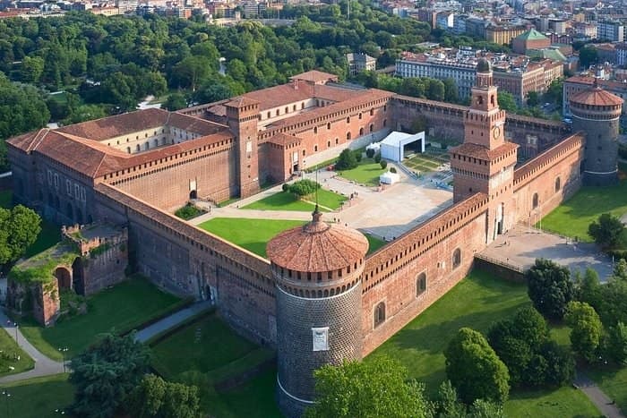 Un castello storico di Milano visto dall’alto, con cortili e giardini.